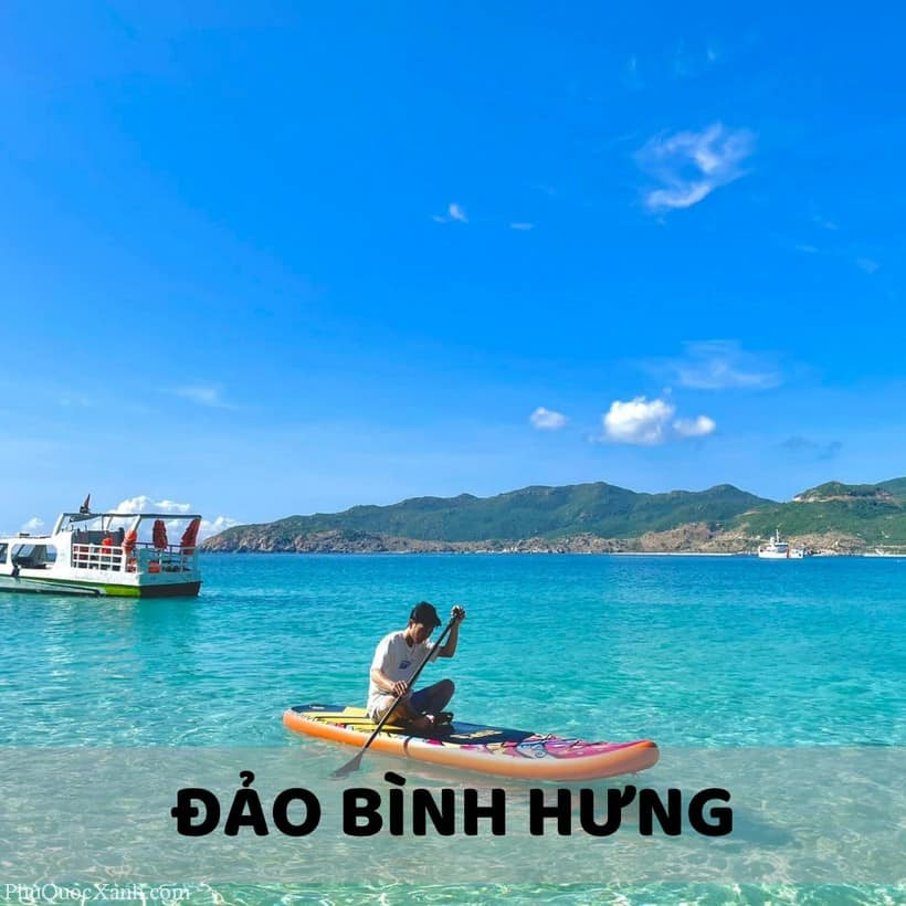 Alt: Bãi biển Bình Hưng với nước biển trong xanh và bãi cát trắng mịn