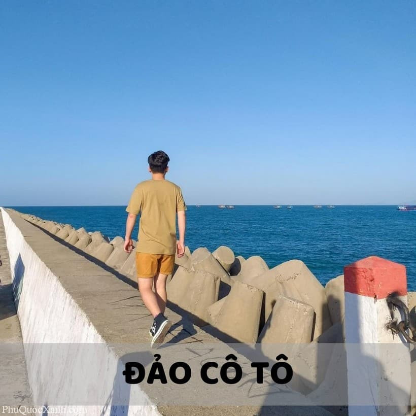 Alt:  Bãi biển Cô Tô với cát trắng và nước biển trong xanh