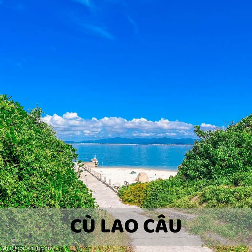 Alt: Biển Cù Lao Câu trong xanh, yên bình