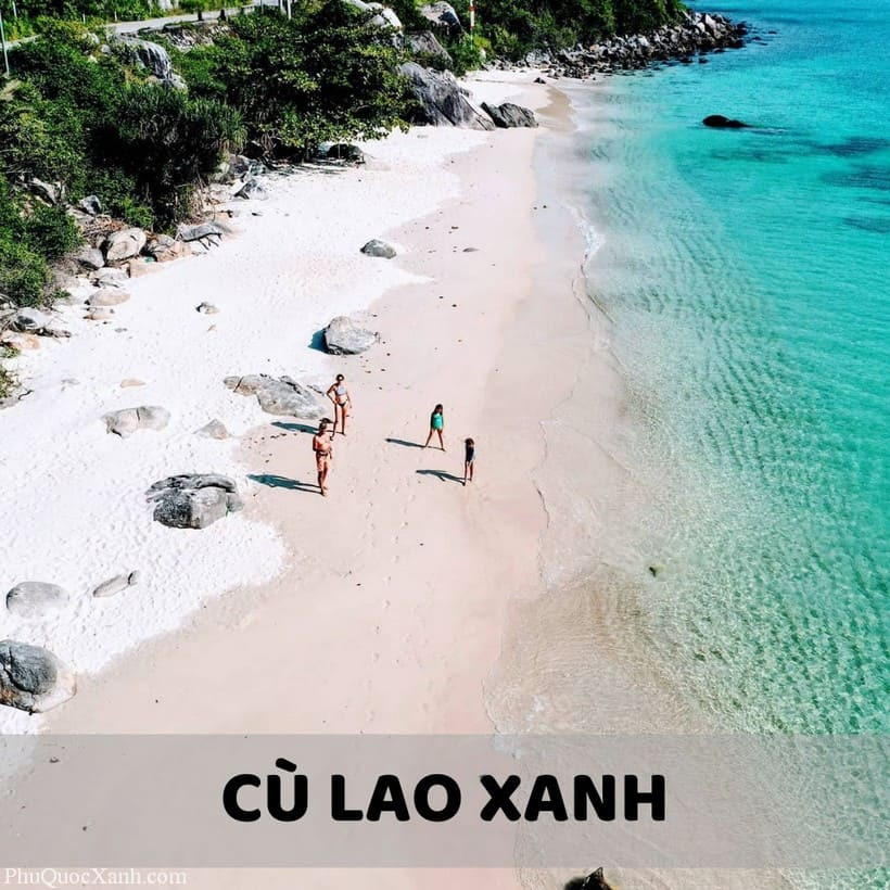 Alt: Cù Lao Xanh với biển xanh, cát trắng và những ghềnh đá hùng vĩ