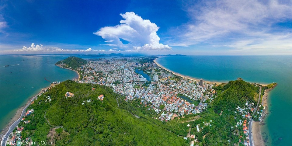 alt text: Bãi biển Vũng Tàu đông đúc du khách