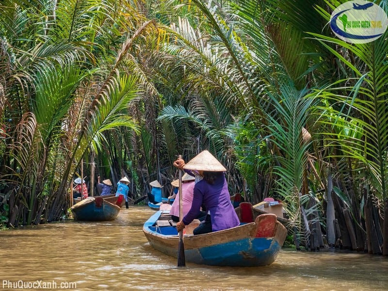 alt text: Chợ nổi miền Tây với ghe thuyền chở đầy trái cây và nông sản
