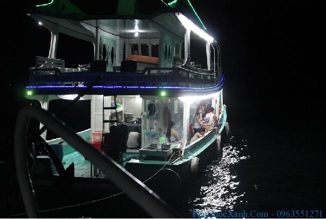 Tàu câu mực đêm với ánh đèn sáng rực