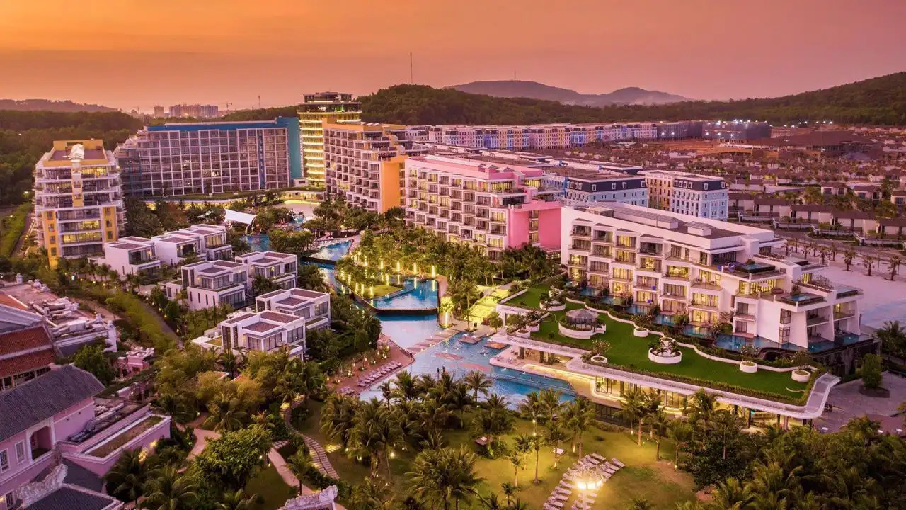 Bãi Ông Lang với không gian thanh bình lúc hoàng hôn