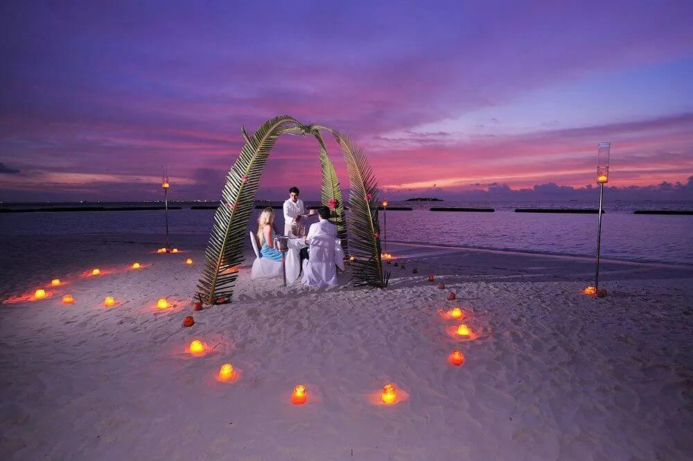 Tiệc tối bên bờ biển