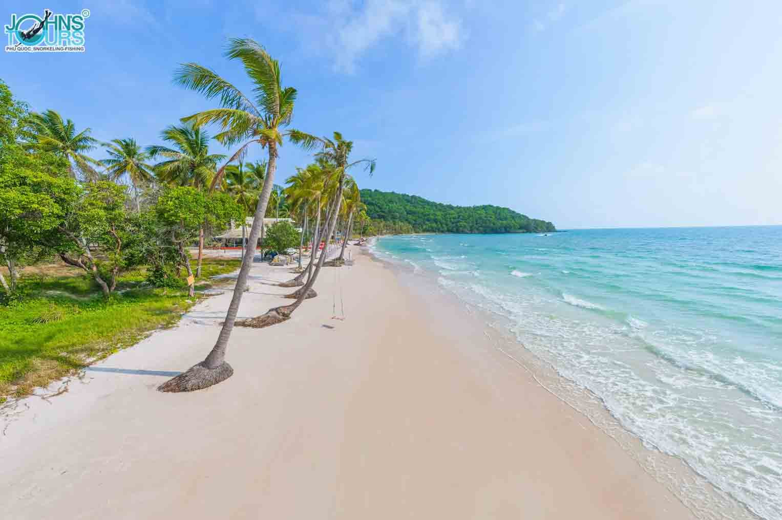 Bãi biển nông và cát trắng mịn của Bãi Sao Phú Quốc.