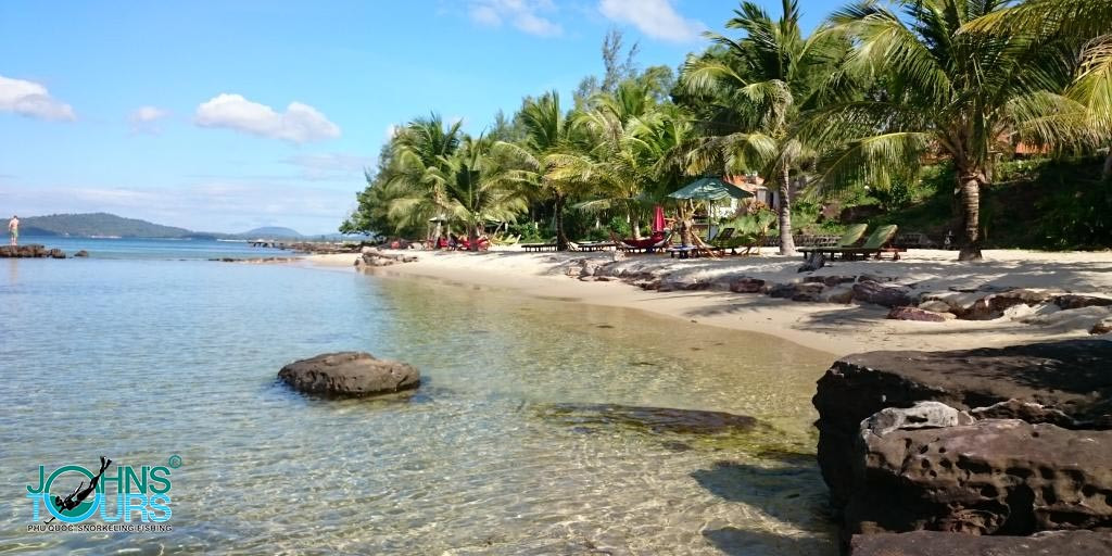 Bãi biển Ông Lang Phú Quốc với nhiều ghềnh đá.