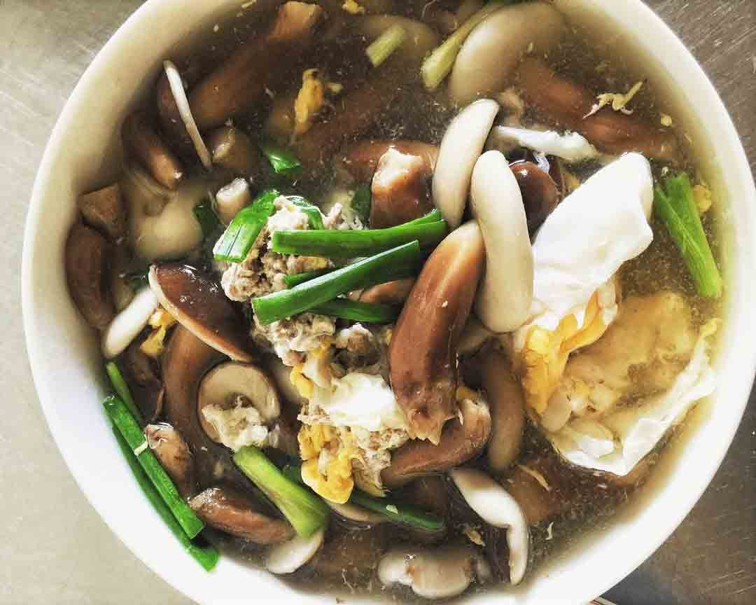 Canh nấm tràm Phú Quốc với trứng.
