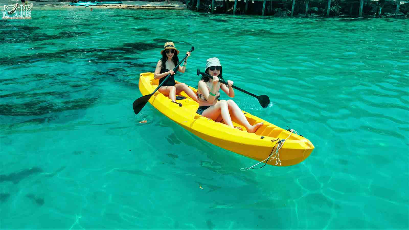 Chèo Kayak tại Hòn Mây Rút Trong Phú Quốc