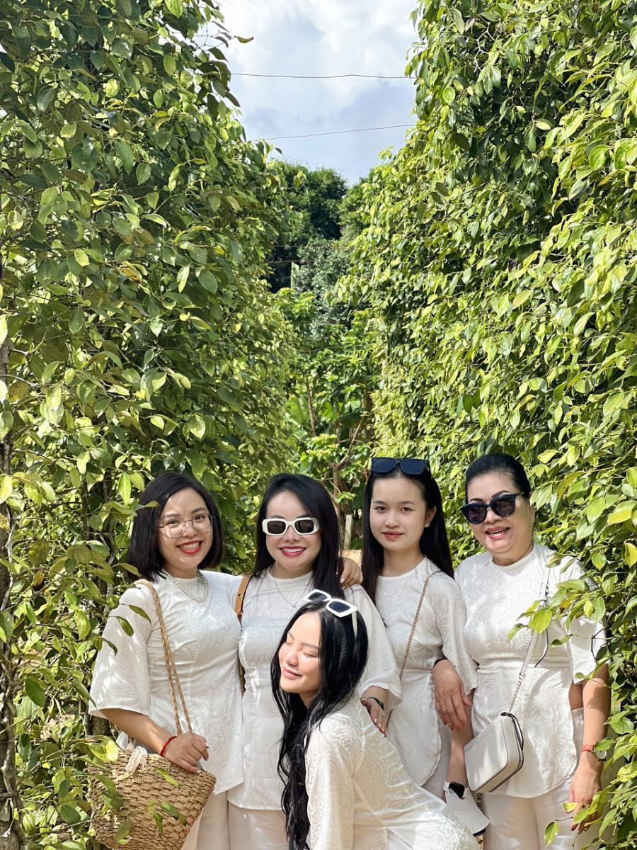 Du khách nhà John's Tours chụp ảnh kỷ niệm tại vườn tiêu