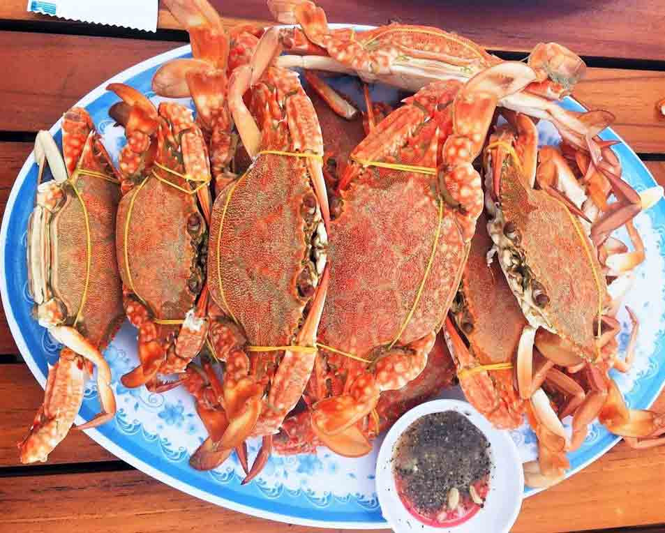 Ghẹ Phú Quốc luộc chấm muối tiêu chanh.