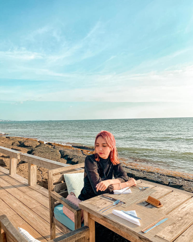 Khung cảnh hoàng hôn dịu dàng và bữa ăn bên bờ biển