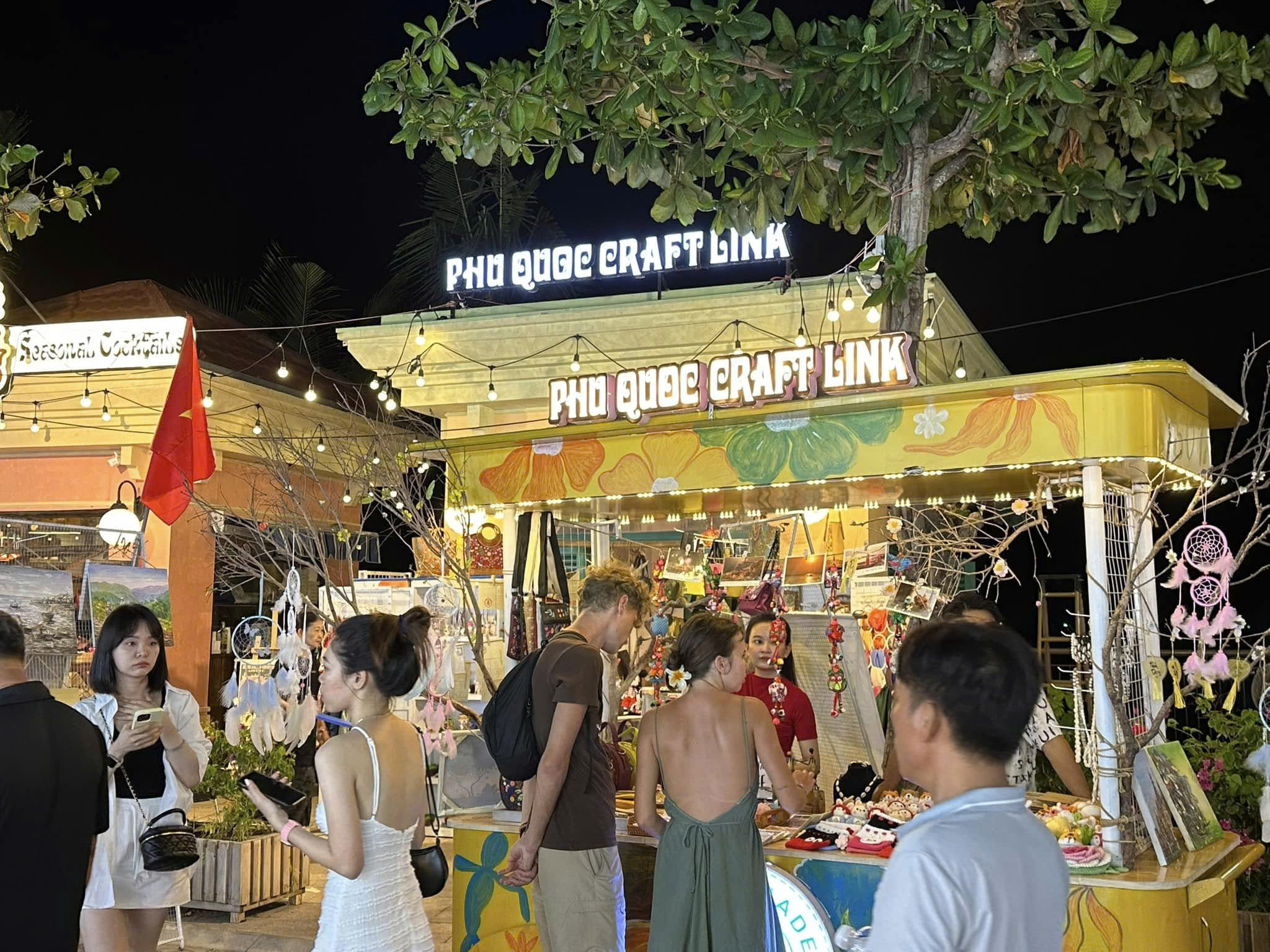 Mua quà lưu niệm tại chợ đêm VuiFest