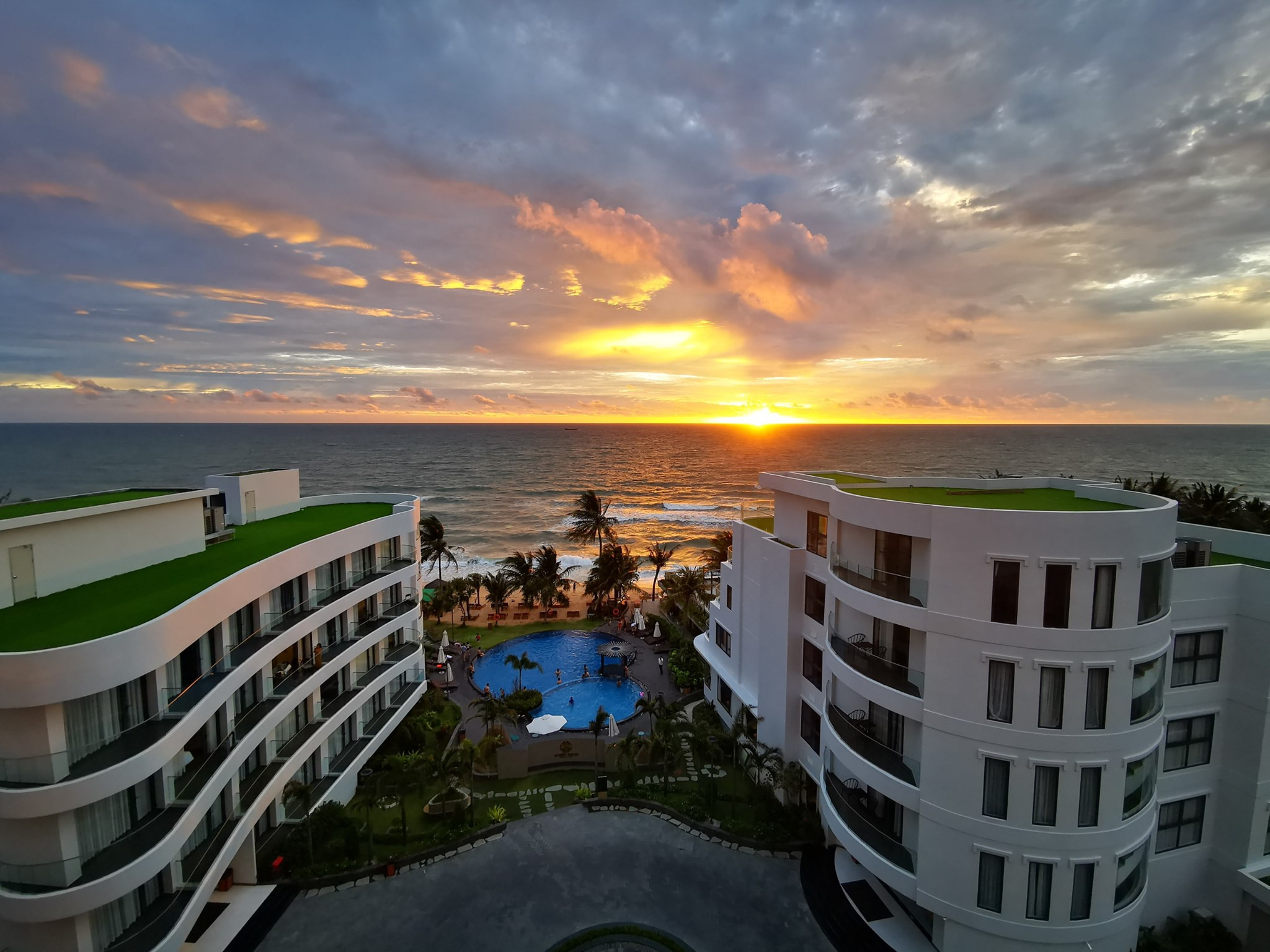 Ngắm hoàng hôn từ Sunset Beach Resort