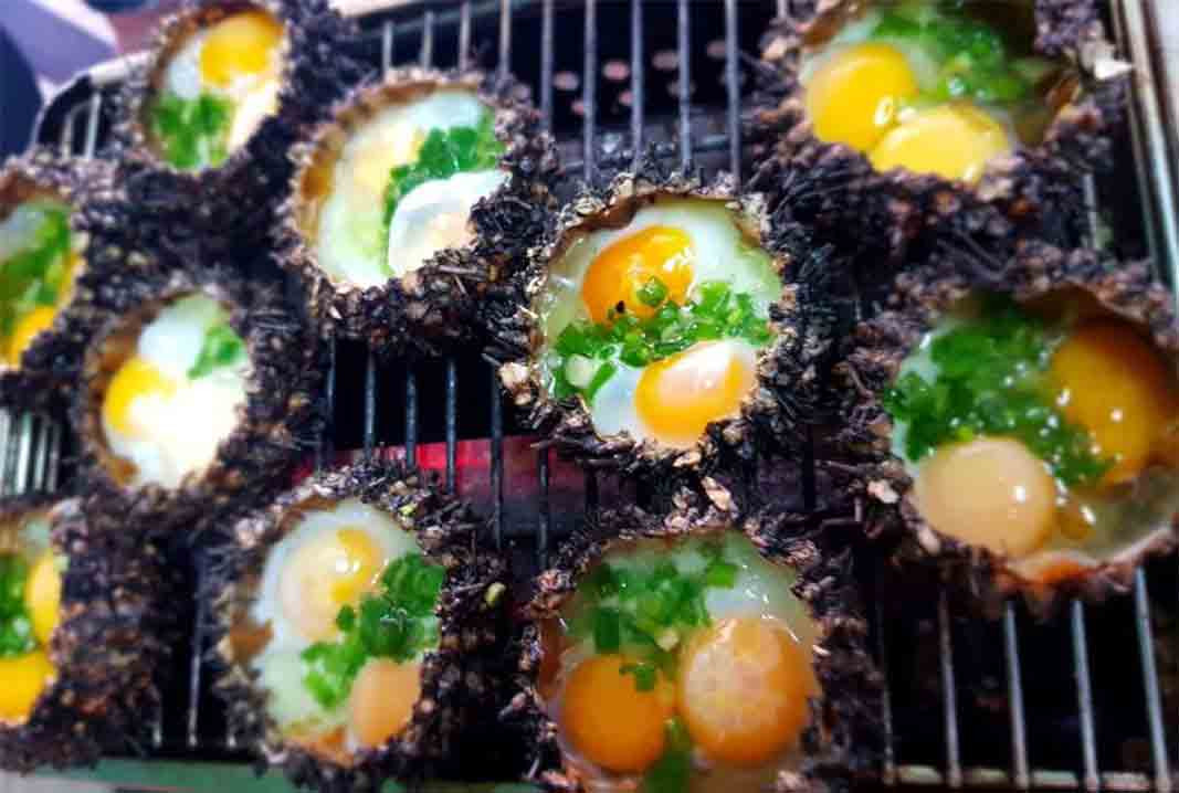 Nhum Phú Quốc nướng mỡ hành với trứng.