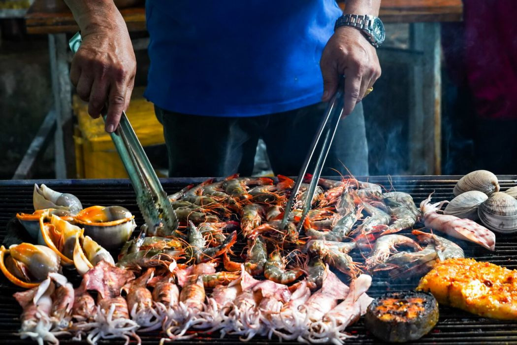 Những món hải sản nướng ngon miệng trên hòn Mây Rút Trong