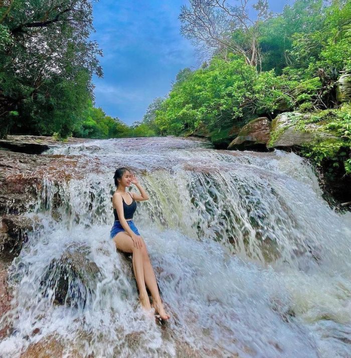 Tắm dưới dòng suối
