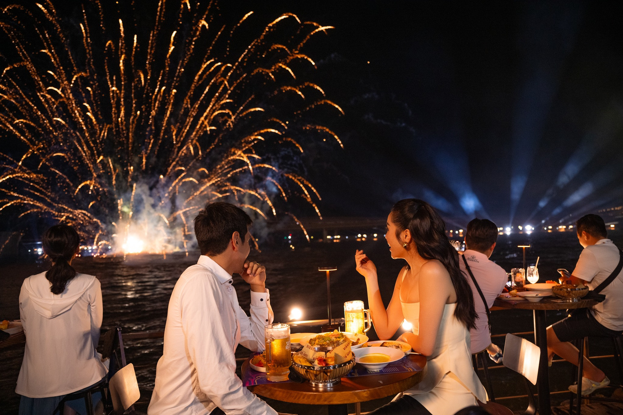 Thưởng thức ẩm thực và nghệ thuật tại nhà hàng