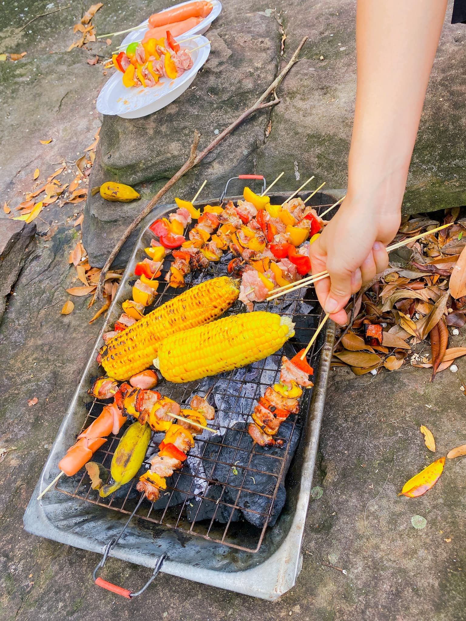 Tiệc nướng tại suối