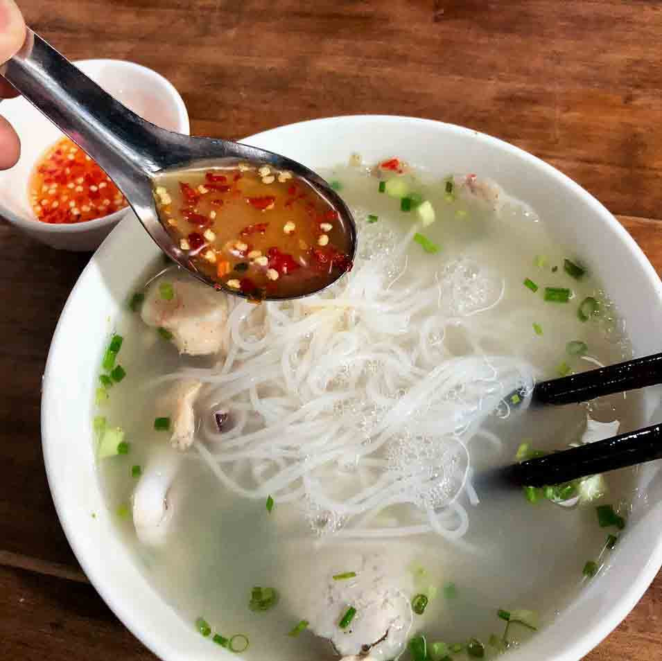Tự pha nước chấm khi ăn bún quậy Phú Quốc nhé.
